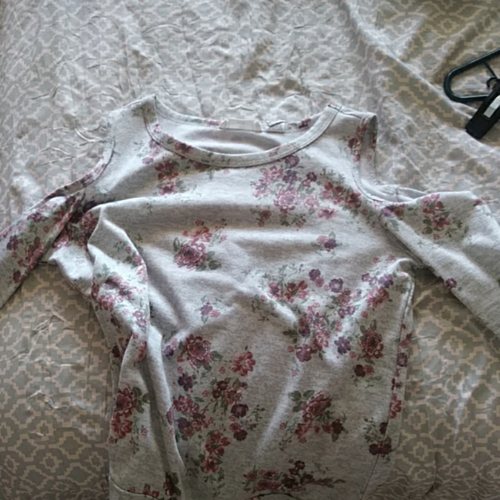 A long sleeve of the shoulder shirt.